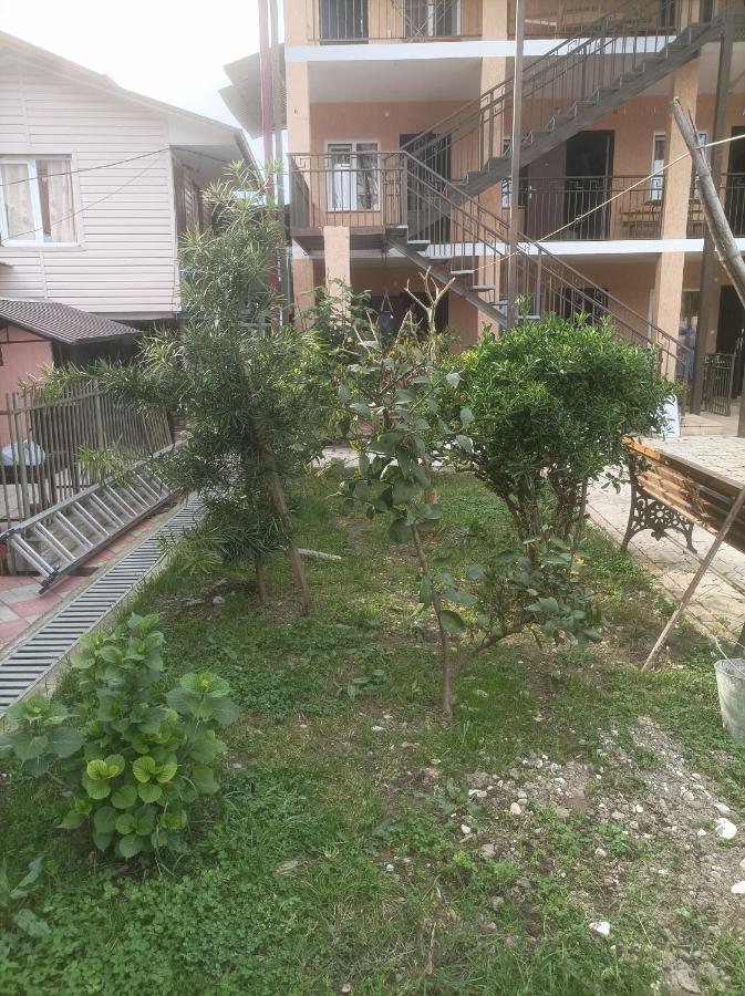 Семейный Дворик Sukhumi Esterno foto